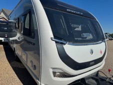 2025 Swift Elegance 780 Grande with E&P hydraulic auto-levelling system