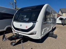2025 Swift Elegance 780 Grande with E&P hydraulic auto-levelling system